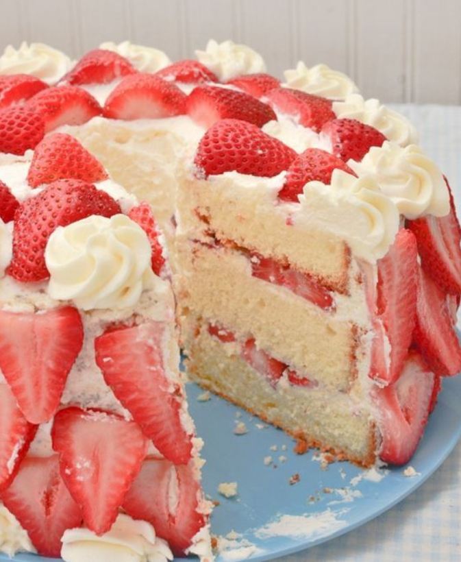 Strawberries 'n Cream Cake | worldofcooking.net