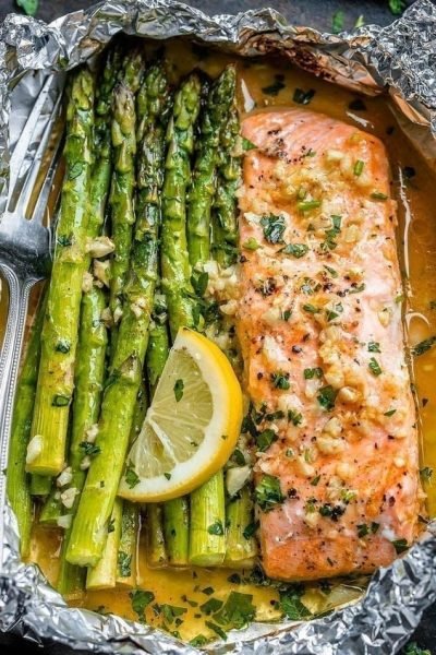 Baked-Salmon-in-Foil-Asparagus-Garlic-Lemon-Butter-Sauce