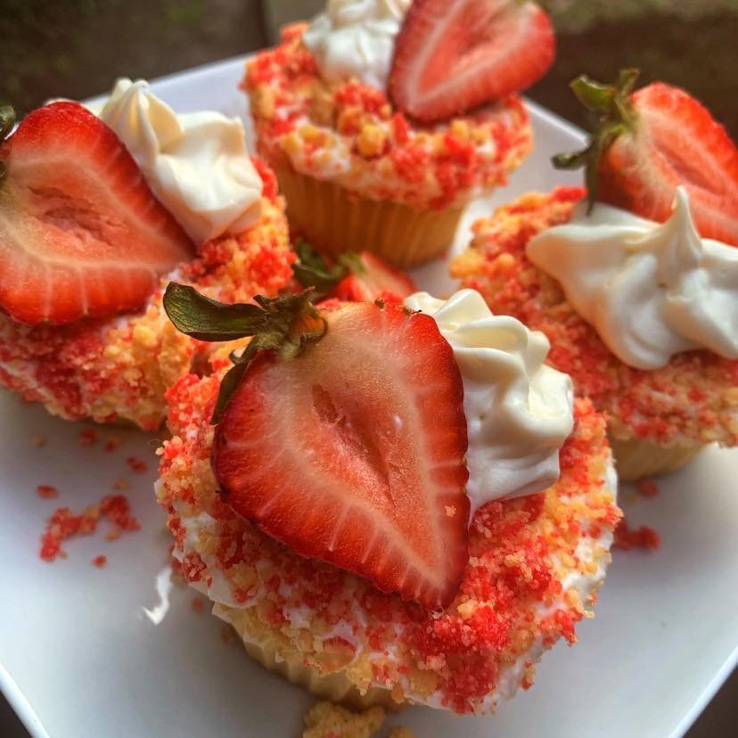 Strawberry shortcake crumble cupcakes