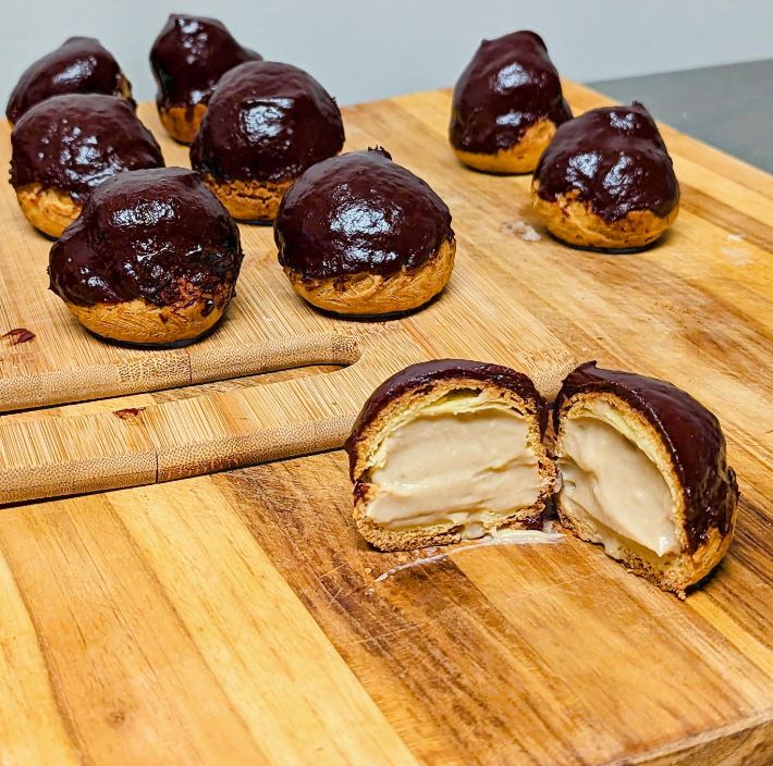 Coffee-flavored profiteroles with ganache