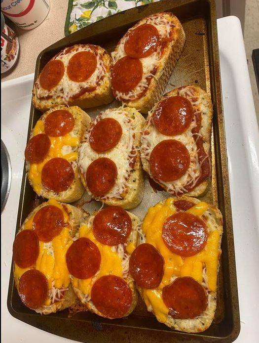 "Garlic Toast Pizza - A Perfect Fusion of Flavors"